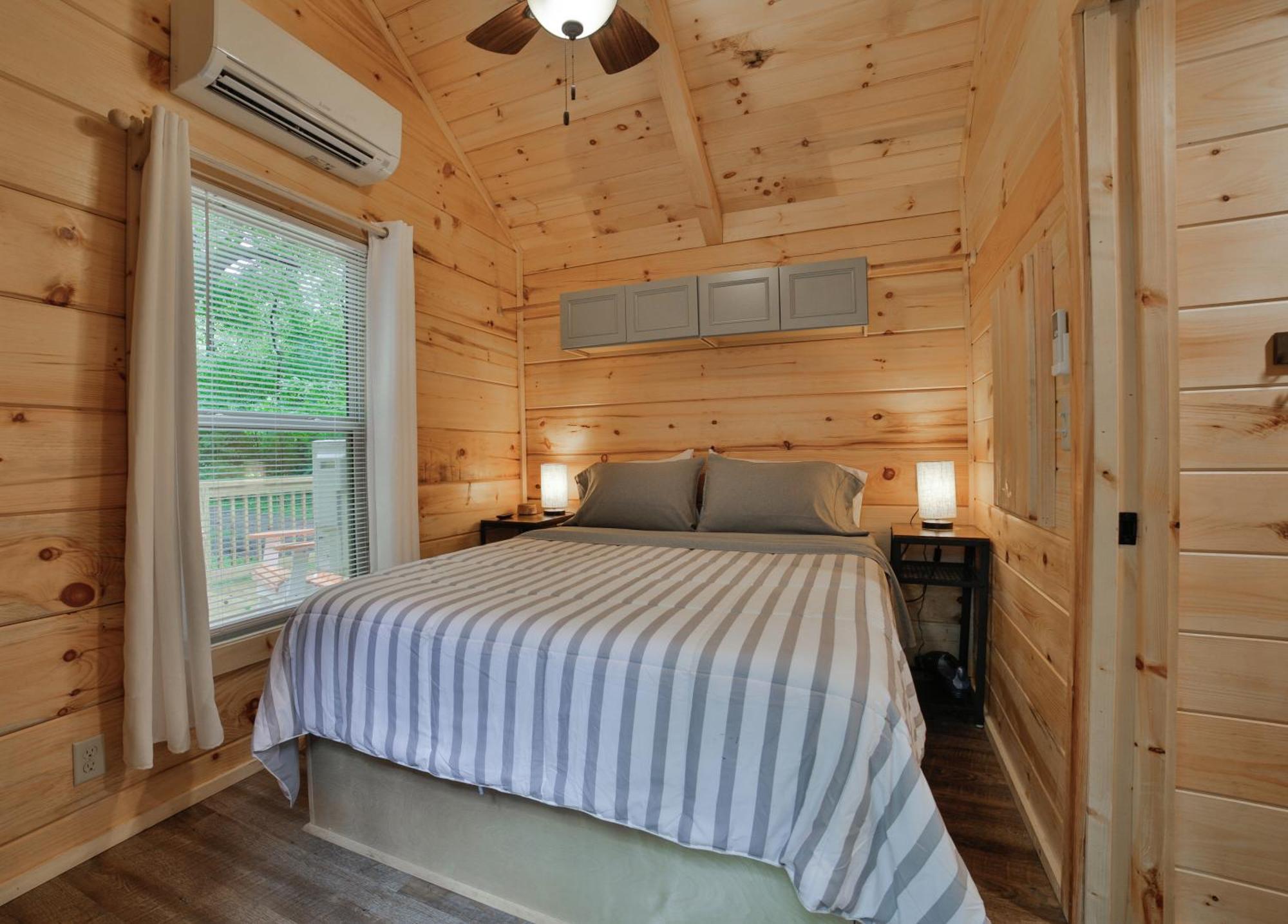 שאטאנוגה Lena Cabin Wooded Tiny Cabin - Hot Tub מראה חיצוני תמונה