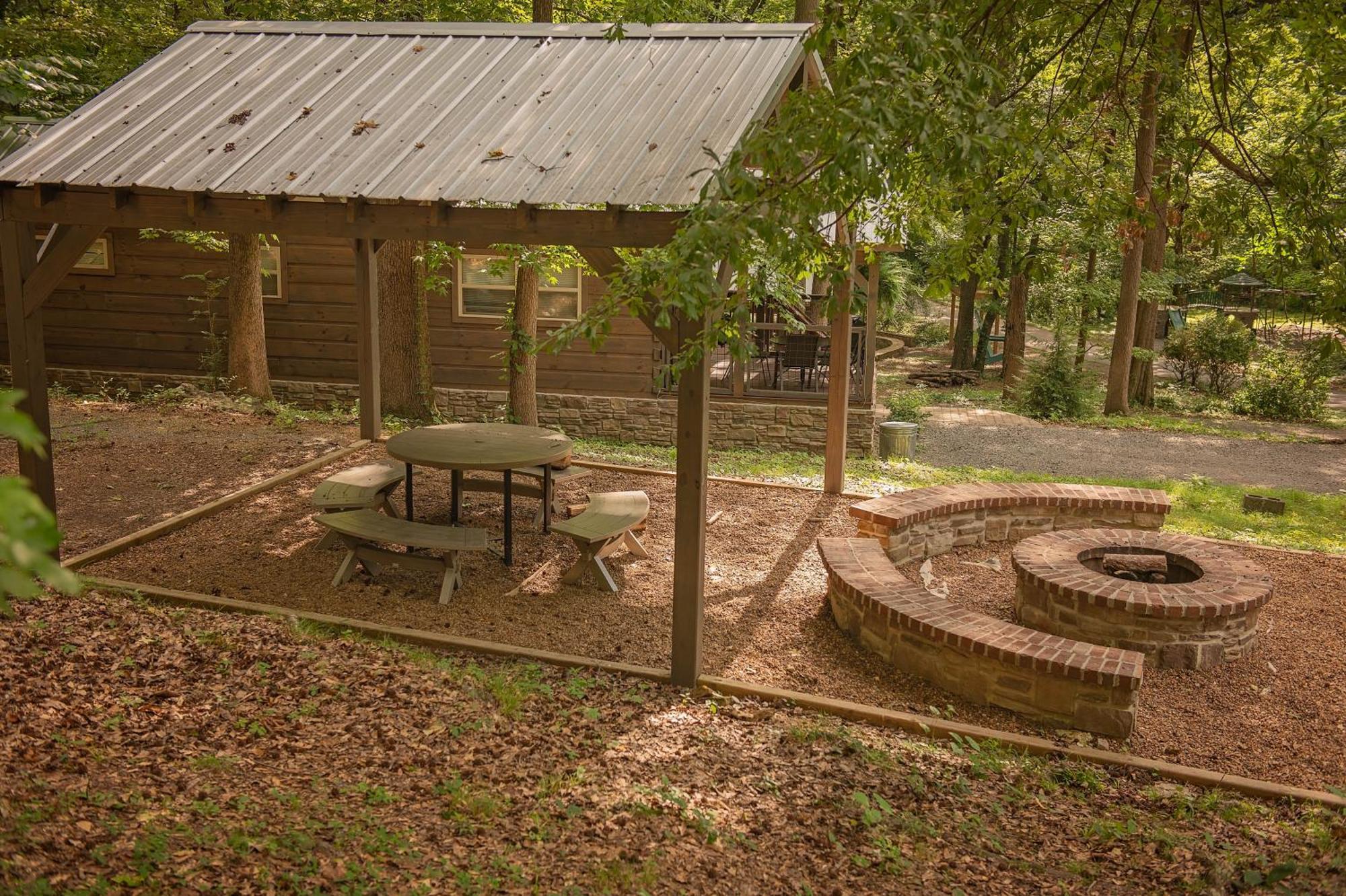 שאטאנוגה Lena Cabin Wooded Tiny Cabin - Hot Tub מראה חיצוני תמונה