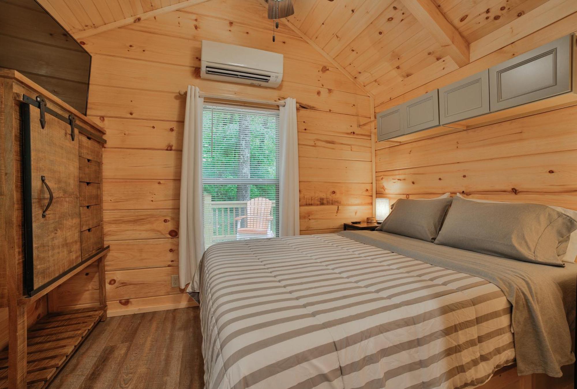 שאטאנוגה Lena Cabin Wooded Tiny Cabin - Hot Tub מראה חיצוני תמונה